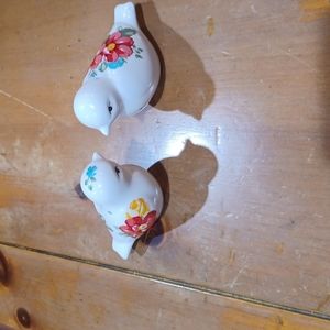 Pioneer woman salt and pepper shakers